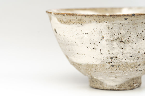 Komon Kotsuji Hakeme Aratsuchi White Mat (mat white brush mark on rough clay) Large Rice Bowl