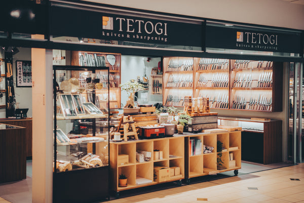 Udstilling af japanske køkkenknive i Tetogi-butikken i Rødovre – ægte japansk håndværk og design