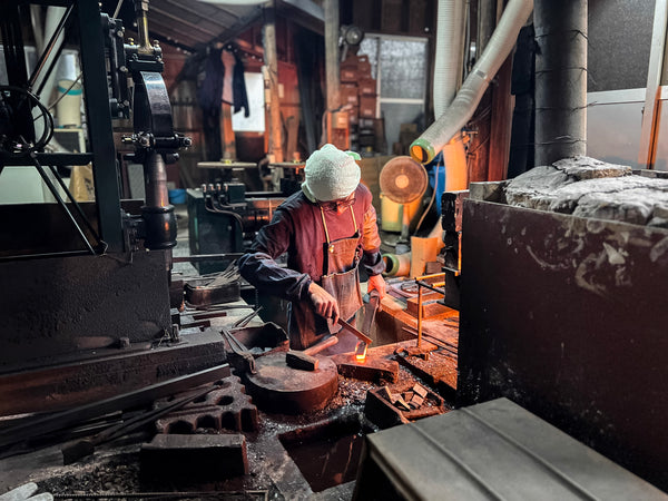 Japansk smed håndsmeder knivblad i værksted – traditionelt håndværk hos Tetogi.dk