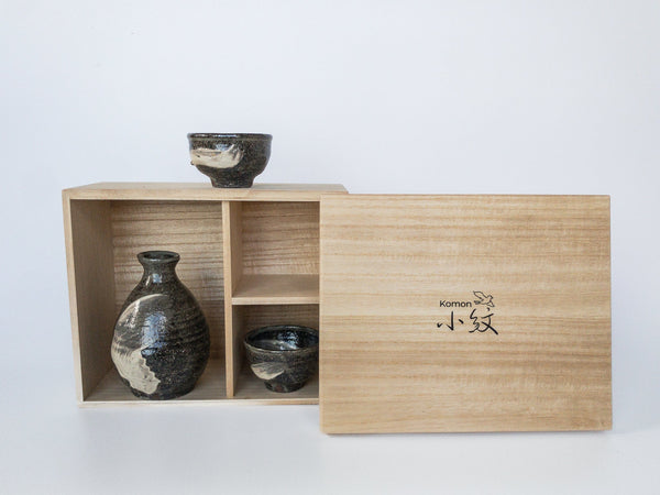 Komon Okuda Sake set with Kiri box Hakeme - Tetogi